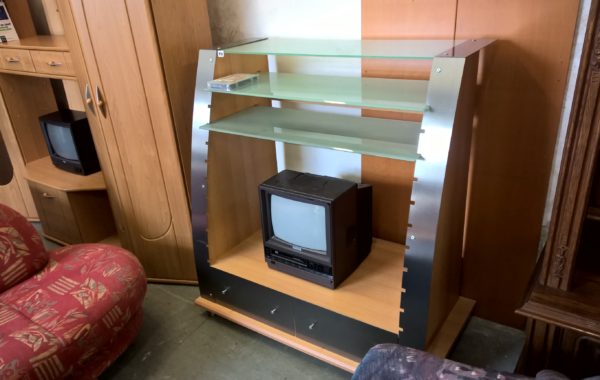 181 televizní stolek kov,sklo+ buk lamino 115x60x125cm za 670Kč