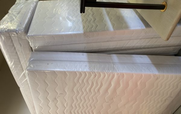 008 nové polotvrdé PUR matrace 200x90cm ,18cm vysoké, pratelný potah ,kus po 2290Kč