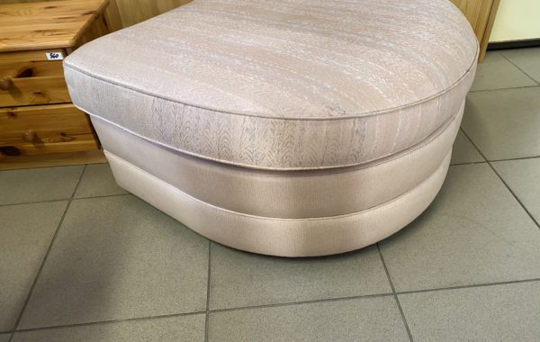 524 béžový taburet 85x75x45cm za 680Kč