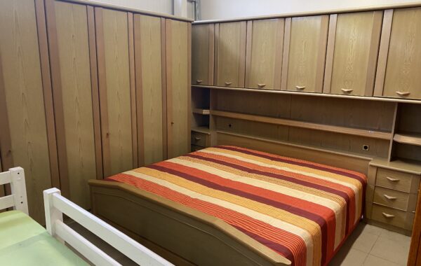 783  Hnědá ložnice s velkou horní skříní -skříň 285x60x220cm,rampa s postelí 300cm široká ,cena 17870Kč