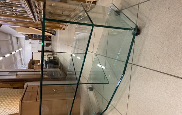 244  zánovní skleněný televizní stolek z 10mm skla-leštěné hrany 102x50x62cm za 3450Kč