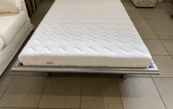 585  kovová -hliníková postel 120 x 200cm s lamelovým roštem a pratelnou matrací za 2630Kč