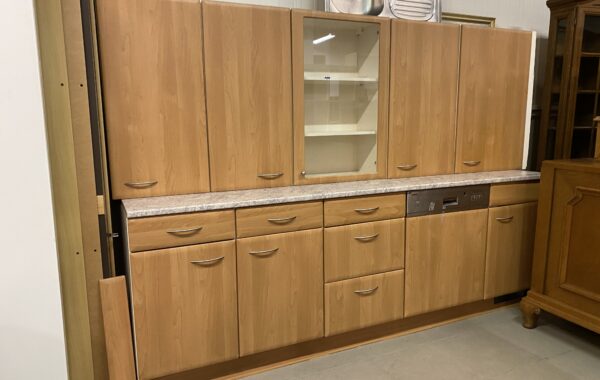 579 kuchyně světlá hnědá s Siemens myčkou a novou deskou 261cm + dřez za 14890Kč