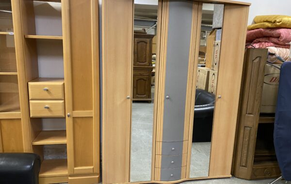 134  třídveřová skříň se skládanými dveřmi a zrcadly 156x56x205cm za 3740Kč