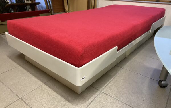 210 bílá postel s lamelovým roštem 200x90cm a pratelnou matrací,úl.postor za 2470Kč