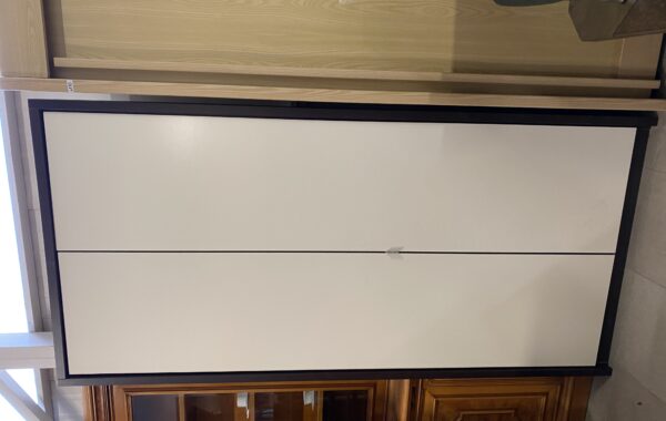 218 dvoudvéřová šatní skříň tmavý korpus a bílé dveře 106 x 58 x 219cm za 2980Kč