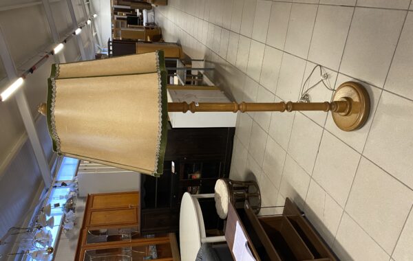 334  dřevěná lampa 175cm s pergamenovým stínítkem za 1950Kč