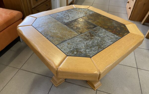 357  dubový masívní konferenční stůl -čtverec s dlažbou 82x82x53cm za 2380Kč