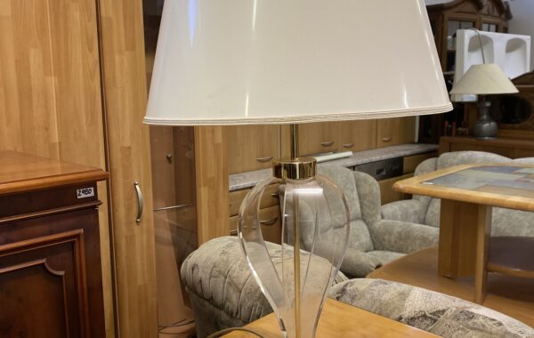 351 lampa s akrylovou nohou a výškou 77cm za 1280Kč