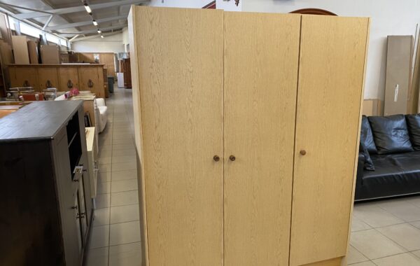 490 třídveřová světlá skříň 150 x 55 x 185cm vysoká za 2340Kč