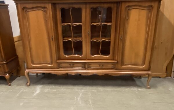 643 zdobená prosklená komoda Antik s dvěma šuplíky 230x47x156cm za 5870Kč