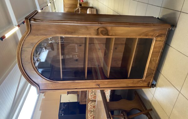 711 prosklená historická vitrina z ořechového masívu-cca 1900,  98x48x180cm vysoká 9490Kč