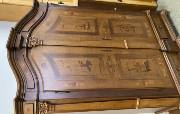 712 Dvoudvéřová selská intarzovaná skříň  ,zdobená  150 x 53 x 192cm vysoká 9490Kč