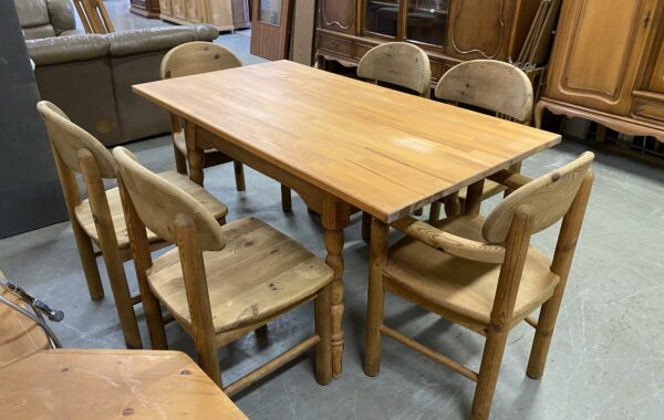 772 velký jídelní stůl s bukovou deskou 150x80x78cm a šest borovicových židlí za 6940Kč