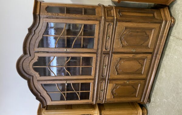 763  dubová tmavší ,čepovaná dvoudílná komoda z masívu 174x46x222cm za 9740Kč