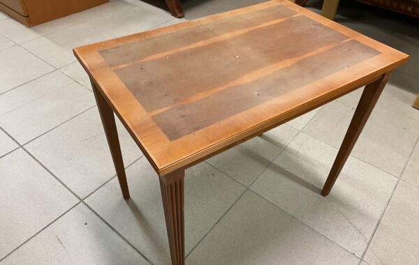 855 odkládací stolek s štíhlými nožkami 65x44x55cm za 650Kč