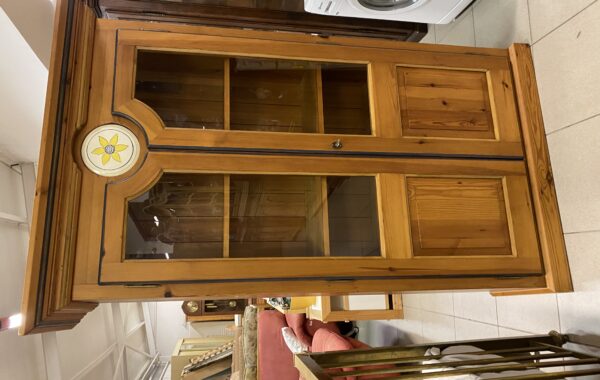 865 borovicová prosklená vitrina s keramickými ozdobami 120 x47 x 187cm za 4980Kč