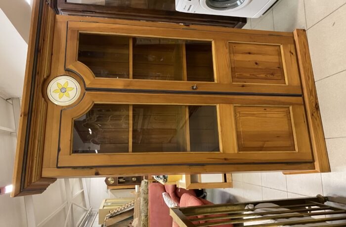 865 borovicová prosklená vitrina s keramickými ozdobami 120 x47 x 187cm za 4980Kč