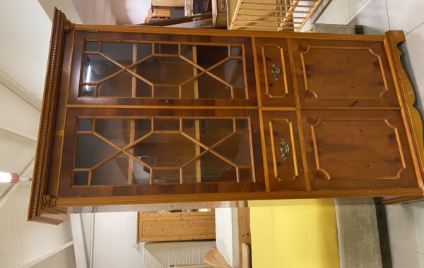 871 ořechová prosklená zdobená vitrina 103x37x190cm za 6940Kč