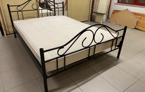 885 kovová postel s lamelovým roštem a kvalitní pratelnou matrací 140x200cm za 4740Kč