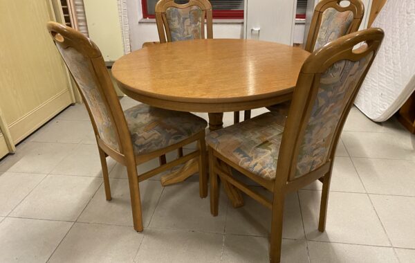 887  rozkládací dubový stolek průměru 110cm a čtyři pevné,čalouněné dubové židle za 5870Kč