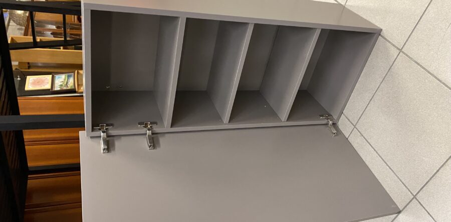 131 závěsná skříňka v šedém lesku 53x33x117cm za 1340Kč