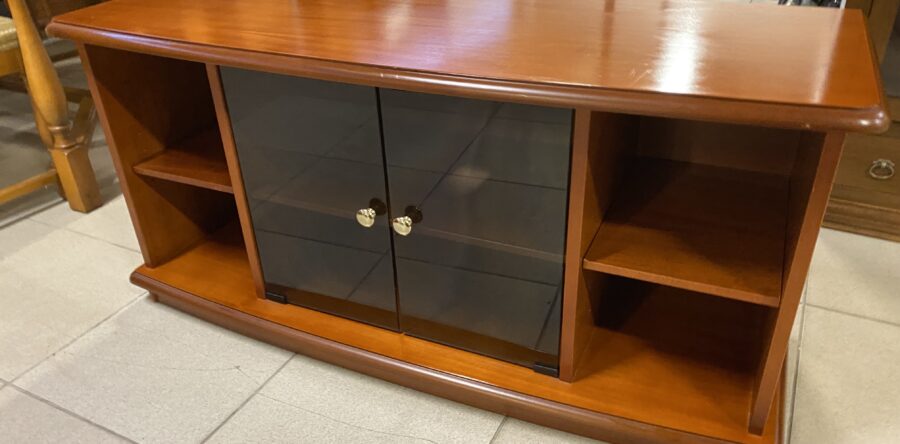 259 Italský stolek na kolečkách – leštěná třešeň 118 x 46 x 57cm za 2430kč