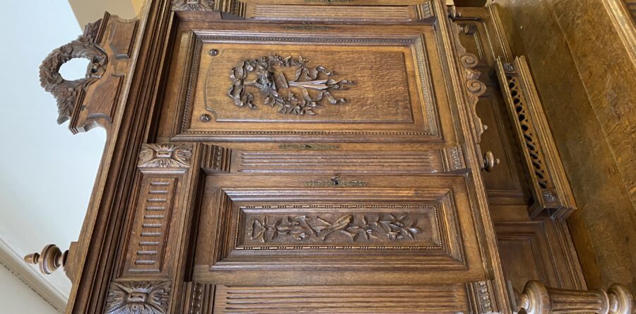 497 řezbovaný dubový příborník 145x55x246cm vysoký,dovoz Belgie za 18890Kč