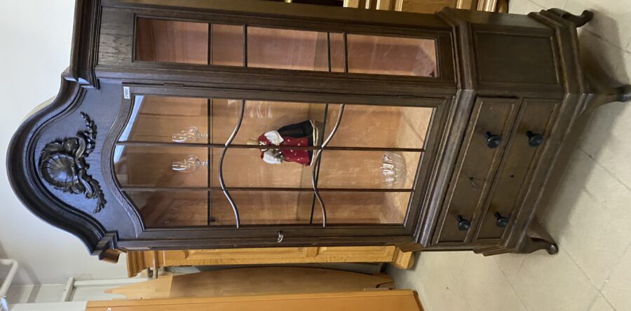 738 Antik – prosklená vitrina s vypolstrovaným vnitřním prostorem a osvětlením 110x40x205cm za 7980Kč