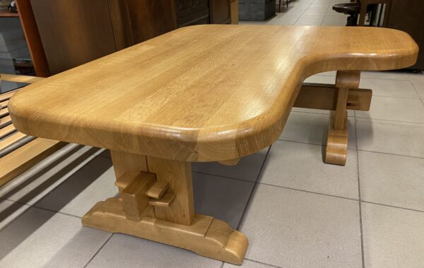 958 konferenční stůl z 9cm dubového masívu 140 x 120 x 52cm,původní cena 1750Euro,nyní 5960Kč