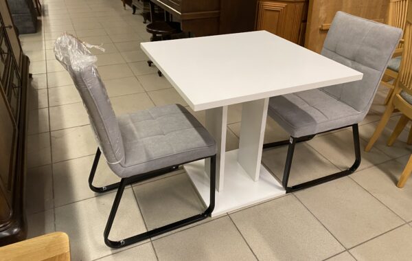 955 bílý menší jídelní stůl 75x75x75cm za 1730Kč