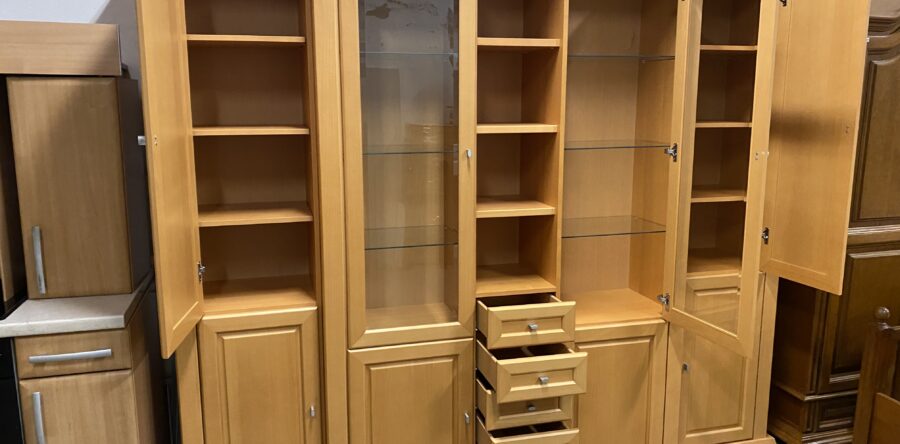 902 velká třídílná stěna-knihovna 240x50x210cm s dveřmi z bukového masívu za 7640Kč