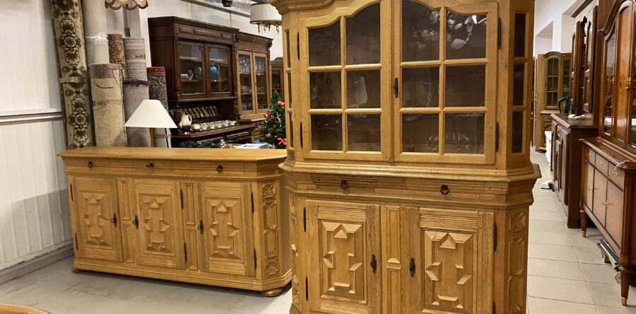 981 Dubový dvoudílný příborník 145x47x204cm za 9870Kč