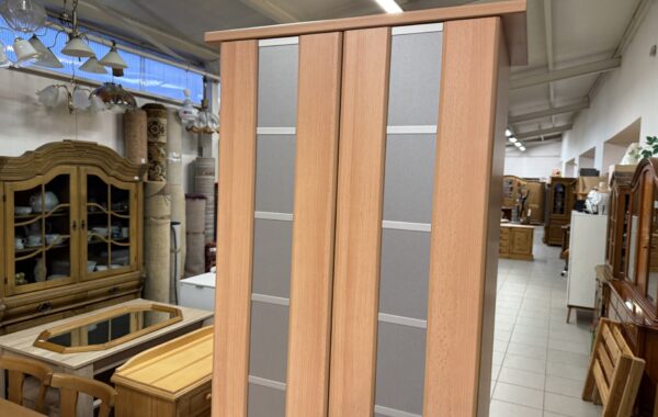 277 vysoká předsíňová skříň 60 x 40 x 214cm za 3380kč
