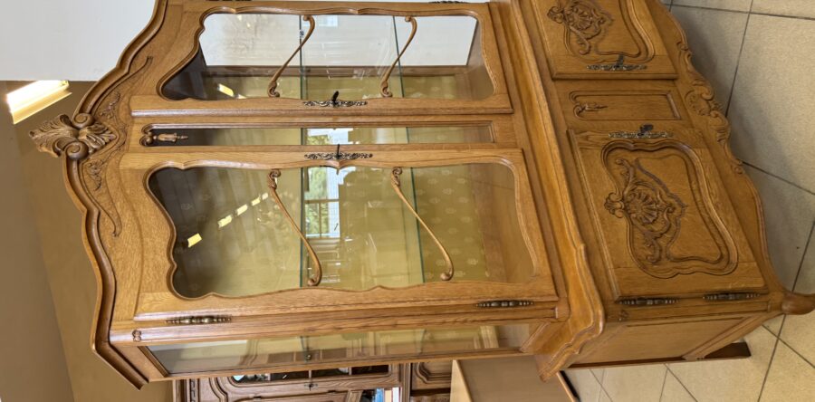 569 Vyřezávaná dubová vitrina 124x45x192cm za 7980kč