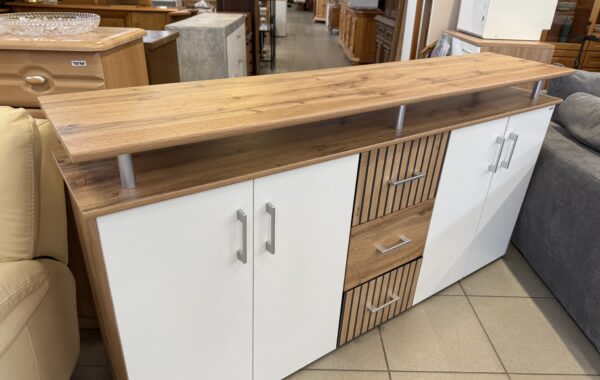 644 nová  velká komoda – bílý lesk a dubový dekor 177x40x90cm za 4630Kč