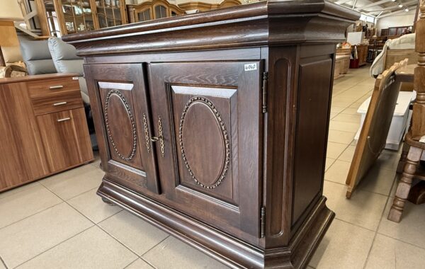 678 nízká dvoudvéřová dubová komoda zdobená,tm.hnědá 128x55x99cm za 4940Kč