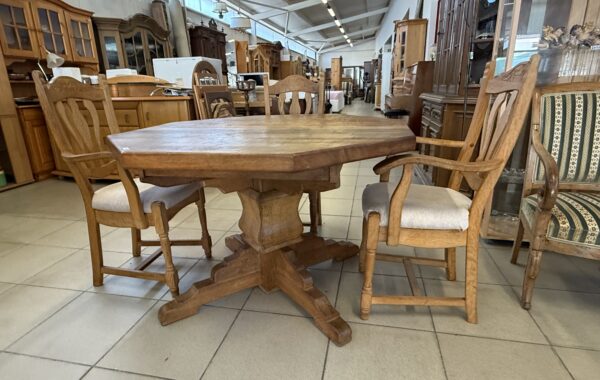 684  dubový rozkládací historický stůl z 5cm desek 120x120x78cm,po rozl.220cm a čtyři židle za 11430Kč
