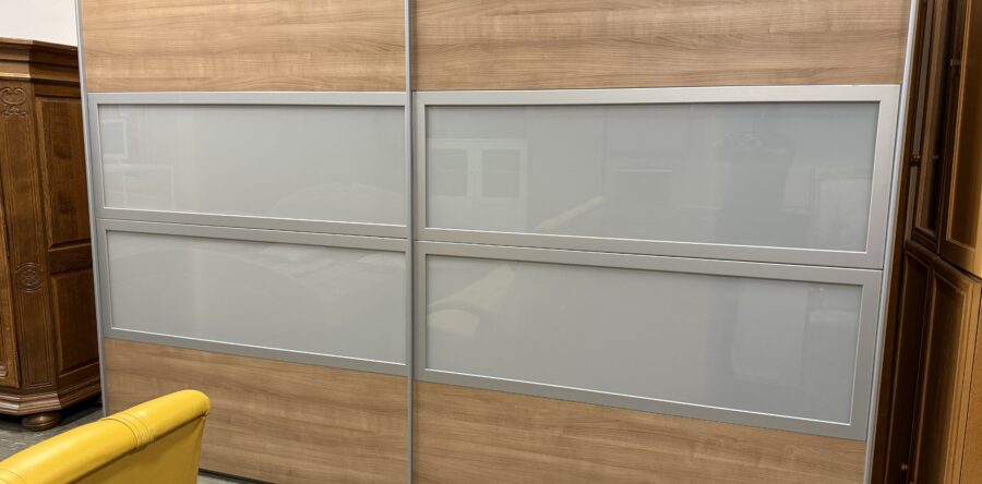 733 třímetrová XXL moderní šatní skříň 300x64x214cm za 9580Kč