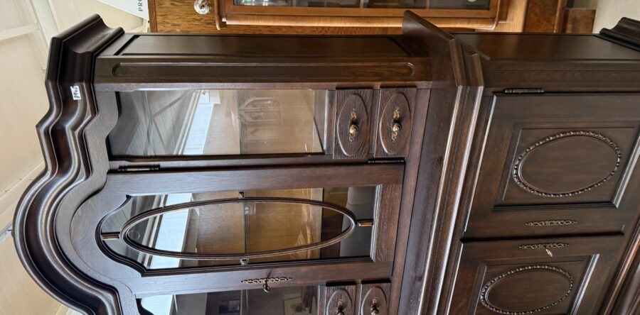 679 dvoudílný dubový prosklený příborník 128x55x223cm vysoký za 8940Kč