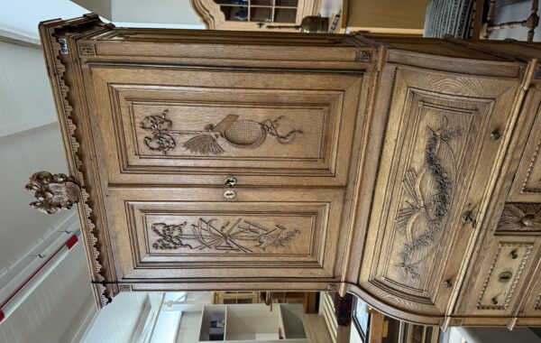 677 historický vyřezávaný dubový sekretář s erbem a tajnou schránkou 96x50x220cm za 18790Kč