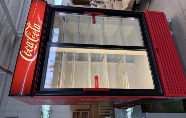 736 velká Coca Cola chladící osvětlená vitrina 130x75x202cm za 24380Kč