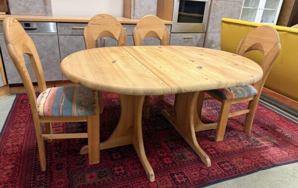 761 borovicový stůl průměru 110cm,rozkl.na 150cm a čtyři židle za 6430Kč