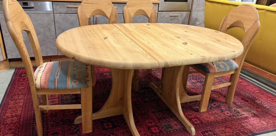 761 borovicový stůl průměru 110cm,rozkl.na 150cm a čtyři židle za 6430Kč