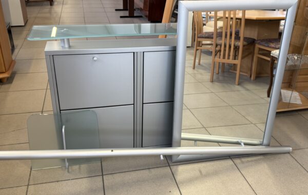 732 šedá předsíňová sestava – botník závěsný 108x24x80cm a alu tyč +zrcadlo za 3960Kč