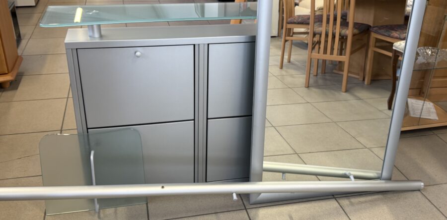 732 šedá předsíňová sestava – botník závěsný 108x24x80cm a alu tyč +zrcadlo za 3960Kč