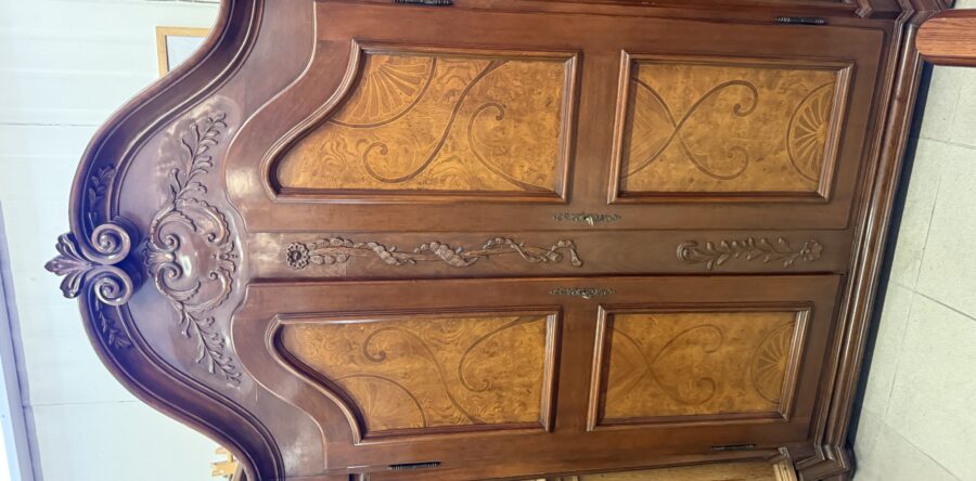 793 starožitná dvoudvéřová zdobená skříň s intarzií 165x58x216cm za 8760Kč