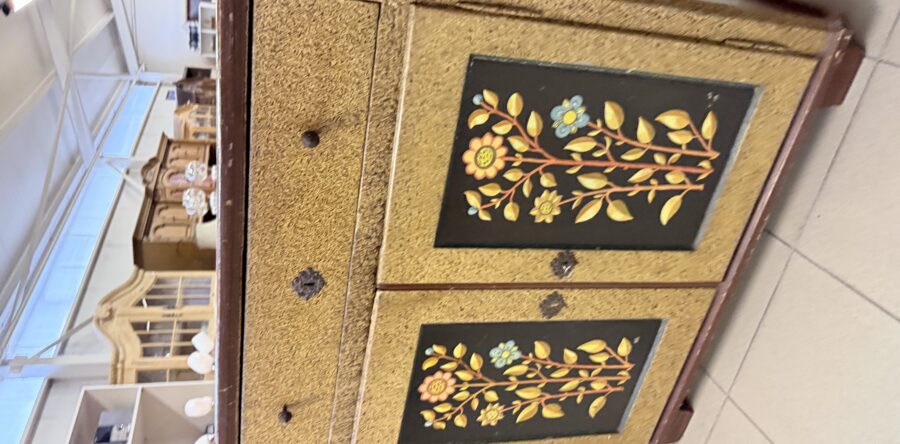 849 malovaná fládrovaná dvoudvéřová komoda 115x41x115cm za 1980Kč