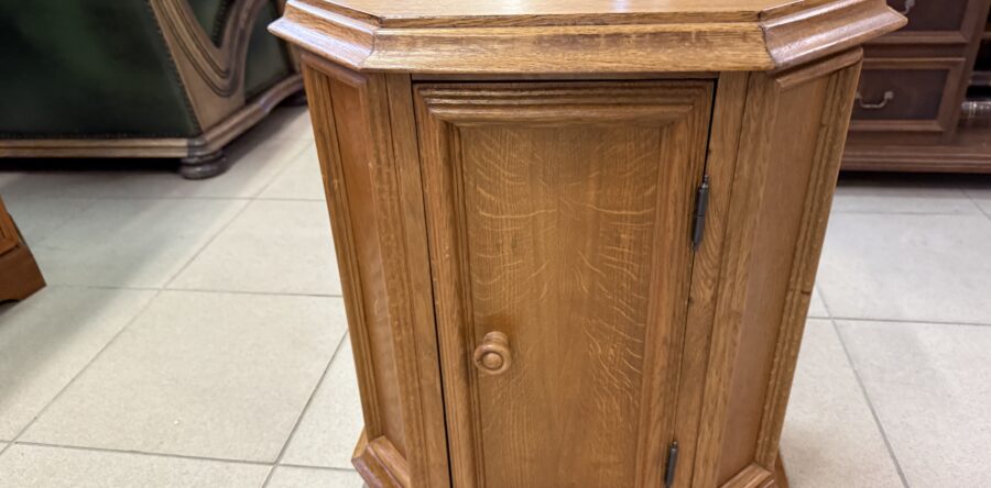 893 rustikální dubová jednodveřová komodka 53x31x61cm za 1680Kč