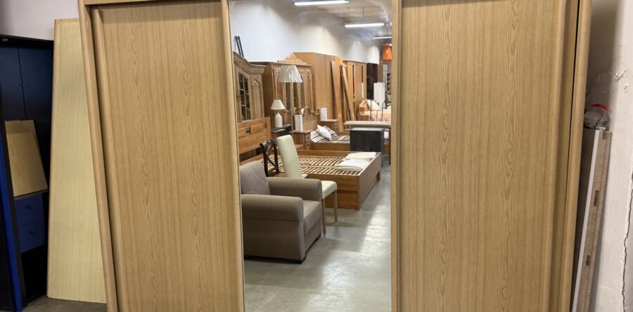 885 třídveřová hnědá posuvná šatní skříň 280x65x223cm za 7640Kč